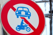 【交通事故】バイク運転中ワイ、彼女が運転する自動車に轢かれる