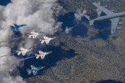 米空軍のアクロバット飛行隊サンダーバーズとアグレッサー部隊のF-16戦闘機がKC-135から空中給油！