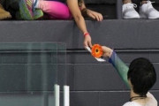 羽生結弦選手、サインを求める少女に心尽くしの対応。ブーケから一輪のガーベラを贈り、温かな笑顔と感動を共有した9月14日。