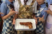 【朗報】チー牛さん　家庭科の授業で銃の揚げパンを作り女子高生にモテモテ