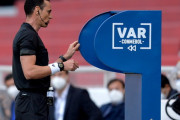 VARは「サッカーを壊す可能性もある」　UEFA会長、“映像確認ありき”の運用に警鐘