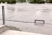 【動画】大雨により遊歩道がそのままの形で流されてしまった中国河北省。