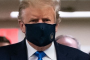 トランプ大統領がマスク、初めて公の場で着用