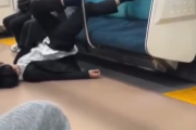 【動画】電車内でバケモノみたいな寝相で爆睡するリーマンが現れる