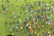 【動画】乱入したファンと選手が乱闘に発展する事件が発生…トルコサッカー連盟も声明「決して許されることではない」