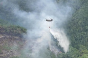 山梨県の山林火災は住宅の200メートル手前まで…朝から自衛隊ヘリが消火活動へ！