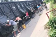 【動画】中国、石炭輸送列車が停車した途端に一斉に石炭クズを盗む人たちがこちら！
