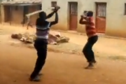 【動画】アフリカ人、棒でチャンバラをしてしまう