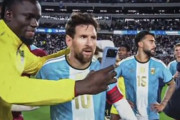 外国人「ロナウドなら大炎上だ」メッシ、アルゼンチン代表引退戦での振る舞いに批判！擁護の声も！【海外の反応】