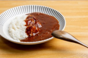 【夫婦/料理】夫「隠し味が隠し切れてないトマト味のすごい甘いカレーじゃなくて普通のカレーを作ってほしい」