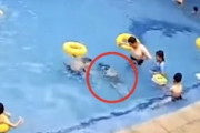 【中国】溺れて沈んでいる少年の息の根が止まるまで観察する大人の映像。