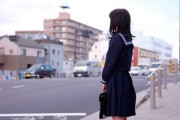 「セーラー服」絶滅か　ブレザーに変える学校相次ぐ　ズボン選べる上に価格も安いから