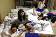 【画像】修学旅行の女子部屋がこちらｗｗｗｗｗｗｗｗｗｗ