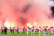 オランダ1部アヤックス、サポが暴徒化しダービー戦中止…上田綺世ら所属フェイエノールトの選手を「軟禁」状態に