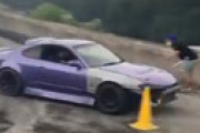 【動画】 奥伊吹モーターパークでドリフトで人を狙って殺しかける衝撃動画が流出