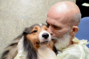 長引く治療で精魂尽き果てていた男性だが、看護師の計らいで愛犬と再会。奇跡的な回復を見せる（ブラジル）