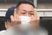 カメラに中指、挑発ポーズ　逮捕された26歳男は「受け子」リーダー格　高速道路上の車がアジト　被害総額9400万円か　警視庁