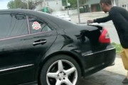【動画】鍵でベンツに傷を付けていた男、所有者に見つかりフルボッコにされる。