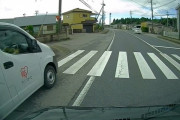 【動画】アイリスオーヤマの社用車、横断歩道で歩行者待ち停止の車を左から抜いて走り去る→会社が謝罪