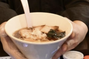 世の中には鼻をかんだティッシュをラーメンの丼ぶりに入れる人間がいるという現実