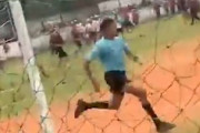 【動画】どこまでも逃げる主審。ブラジルでサッカーの審判をするのは命がけ。