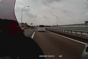 【動画】すり抜けバイク乗りが抜いた車に追いつかれて煽られた動画を投稿も炎上