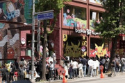 【悲報】韓国、ポケモン特化店舗に開店前から『500人以上の行列』を作ってしまうｗｗｗｗ