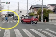 【静岡】当たり屋？T字路の横断歩道で謎の動きをするおじいが撮影されるｗｗｗ
