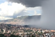 【動画】極めて局地的な豪雨がコロンビアで撮影される。