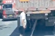 【動画】狭い道でも安心。カニ歩きデバイスを装着した中国のトレーラー。
