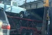 【動画】デカい車を積んだ状態で高架下に挑む2階建て積載車にドキドキする。