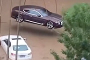 【動画】中国人の知恵。豪雨で洪水になるから車をクレーンで吊っとこ→大正解。