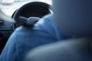 営業車で先輩が運転してる横で寝たらあかんの？