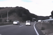 【悲報】日本人、とんでもない車線変更をしてしまう