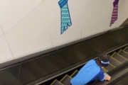 【動画】エスカレーターの手すりを効率的に拭きたいんおばさんｗｗｗ