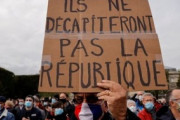 【フランス】教師殺害に反発、国内各地で大規模集会…「共和国の首を切ることはできない」