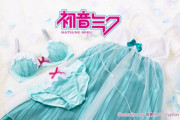 【悲報】初音ミクさん、下着メーカーとコラボし公式で下着姿を披露。仕事選ばなくなってきたな…