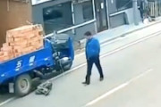 【衝撃】レンガ山積みの自分のトラックに踏まれてしまった男性の映像。