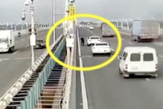 【動画】高速道路上に停車して車を降りた運転手、後続車に突っ込まれて亡くなる。