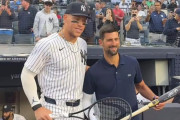 【画像】アーロン・ジャッジさん、謎のおっさん(38)と写真を撮る