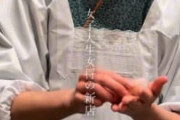 【画像】女子大生女将が握る寿司屋🍣 めちゃくちゃ清潔感あるしおっさんが握るよりこっちの方がいい