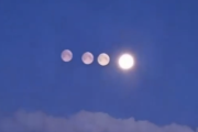 幻月？それとも光の反射？ロシアで撮影された4つの月の正体とは