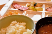 ビジホの朝食「鮭はベチャベチャです、ベーコンはハムみたいです、ソーセージふにゃふにゃです」