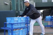 画像　ロッテキャンプ補助員として雑用に取り組む西岡の姿