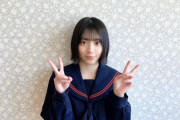 高校卒業おめでとう！セーラー服姿で安定のダブルピース欅坂46森田ひかる、本日3/21発売『graduation2020高校卒業』オフショット公開