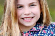 英シャーロット王女が6歳に！ロングヘア姿が美しいポートレート公開