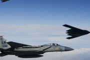 米空軍のB-2A戦略爆撃機とF-15戦闘機が北海上空で合同航空作戦訓練を実施！