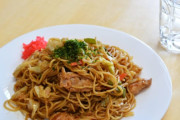 【悲報】日本人「「「「焼きそばかぁ…店で食う意味なくね？」」」」←この謎の現象