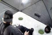 【動画】氷穴釣りでとても大切な物を失ってしまった悲しい男の映像ｗｗｗ