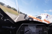 【動画】レース中のサーキットを救急車が横断してしまう事故。